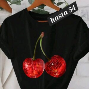 Camiseta negra con cereza .