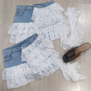 Falda pantalón vaquera con encaje .