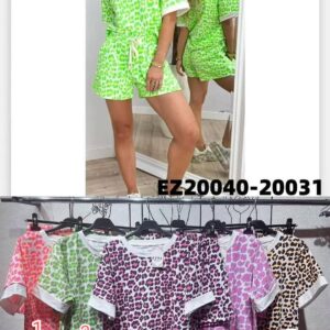 Conjunto de camiseta y calzonas de animal print.