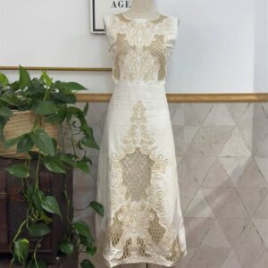Vestido con brocado en dorado .