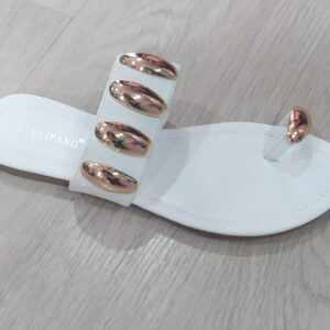 Sandalia blanca con dorado.