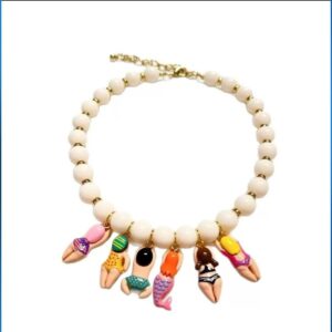Collar mujeres en bañador.