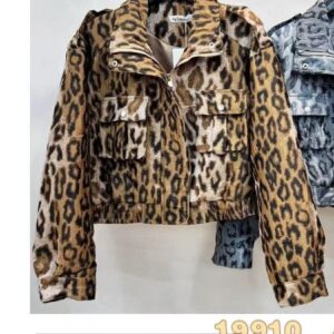Chaqueta animal print con Dos bolsillos en la parte delantera.