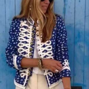 Chaqueta azul marino apliques blancos.
