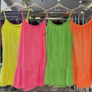 vestido de tiranta con volante debajo.