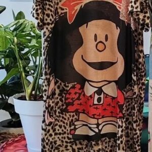 Vestido animal print con dibujo de Mafalda.