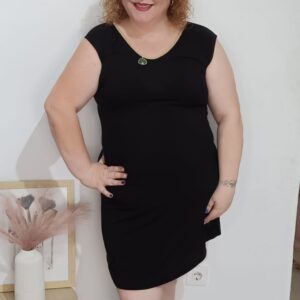 Vestido de canalé escote de pico .