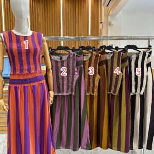 Conjunto de top y falda de rayas.