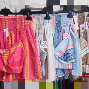 conjunto de pantalón corto y top de espigas.