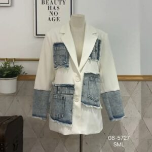 Chaqueta blanca con parches vaqueros.