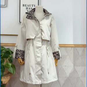 Gabardina beige clara con animal print.