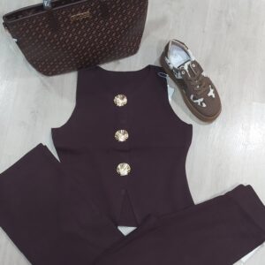 Conjunto de pantalón y chalequillo botón concha.
