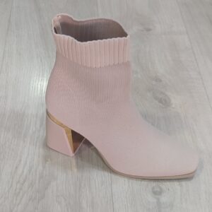Bota beige elástica.