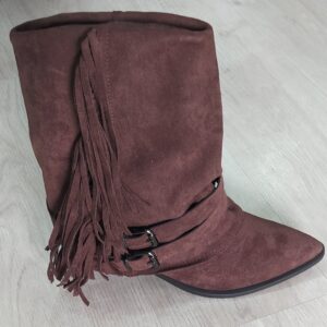 Bota marrón de flecos.