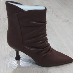 Bota arrugada por delante marrón.