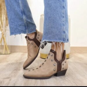 Bota corta de tachuelas.