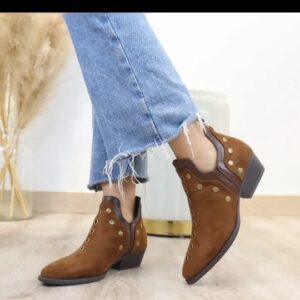 Bota corta tachuelas .