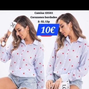 Camisa blanca con corazones rojos.