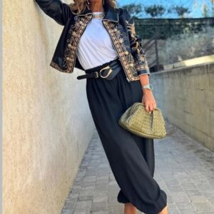 Chaqueta polipiel negra con bordados marrón.