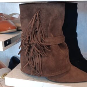 Bota de flecos con doble capa y hebilla.
