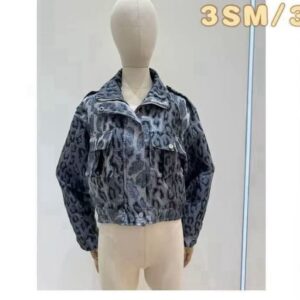 Chaqueta animal print gris.