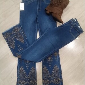 PANTALON VAQUERO BORDADO POR DEBAJO.