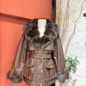 chaqueta de polipiel marrón con pelos en cuello y puños.