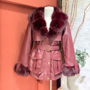 Chaqueta polipiel burdeos con pelo en el cuello y los puños.