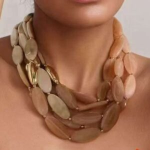collar con forma ovalada.