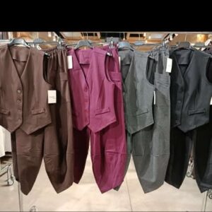 Conjunto de pantalón y chalequillo.