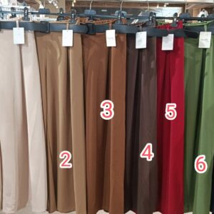 Pantalón ancho con cinturón.
