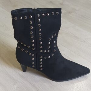 Bota negra tachuelas.