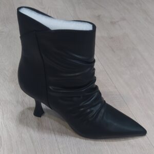 Bota negra arrugada delante.