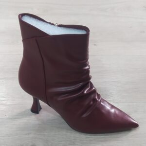 Bota corta arrugada burdeos.