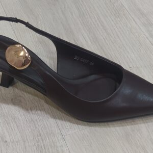 Zapato descubierto hebilla dorada.