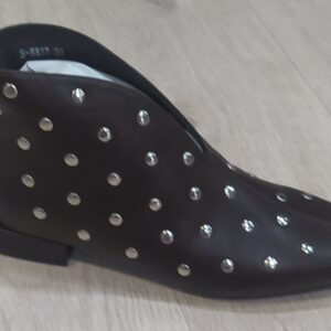 Bota corta tachuelas marrón chocolate.