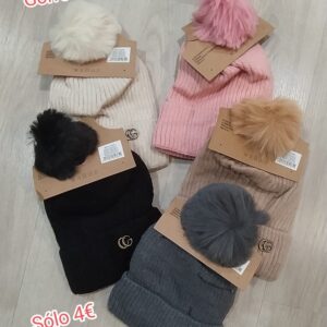 Gorro de lana con pompón.