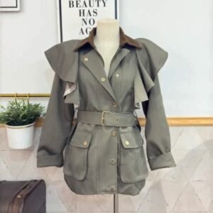 chaqueta con volantes en el hombro.