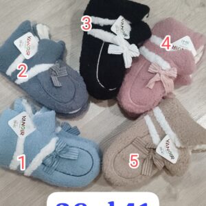 Zapatilla de pelo de borrego cerrada.