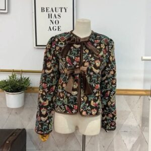 chaqueta estampada con lazos