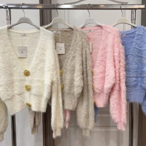 Rebeca de pelos con botones.