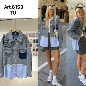 chaqueta vaquera oscura con la parte de abajo celeste.