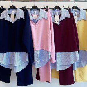 Conjunto de sudadera y pantalón bajo camisa rayas.