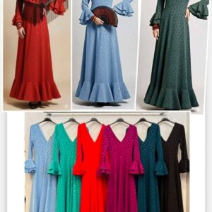 Bata manga larga con lunar del mismo color que el vestido.