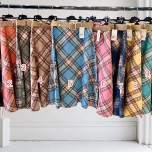 Falda de cuadros con cinturón.