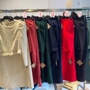 Conjunto de falda y top con volante por debajo.