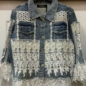 Chaqueta vaquera con adornos en beige.