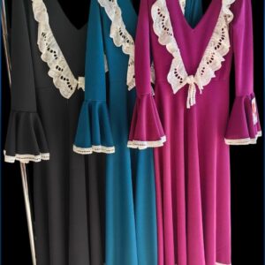 bata flamenca con adorno en el pecho.