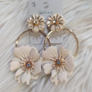 Pendiente de flamenca de flor en beige.