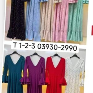 bata flamenca escote de pico con lunares .